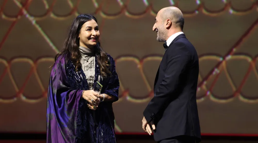 المخرجة السعودية شهد أمين تتسلَّم جائزة فيلم «هجرة» (المهرجان)