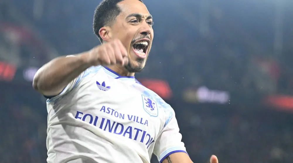  تيليمانس محتفلا بهدف الفوز لأستون فيلا (أ.ف.ب)