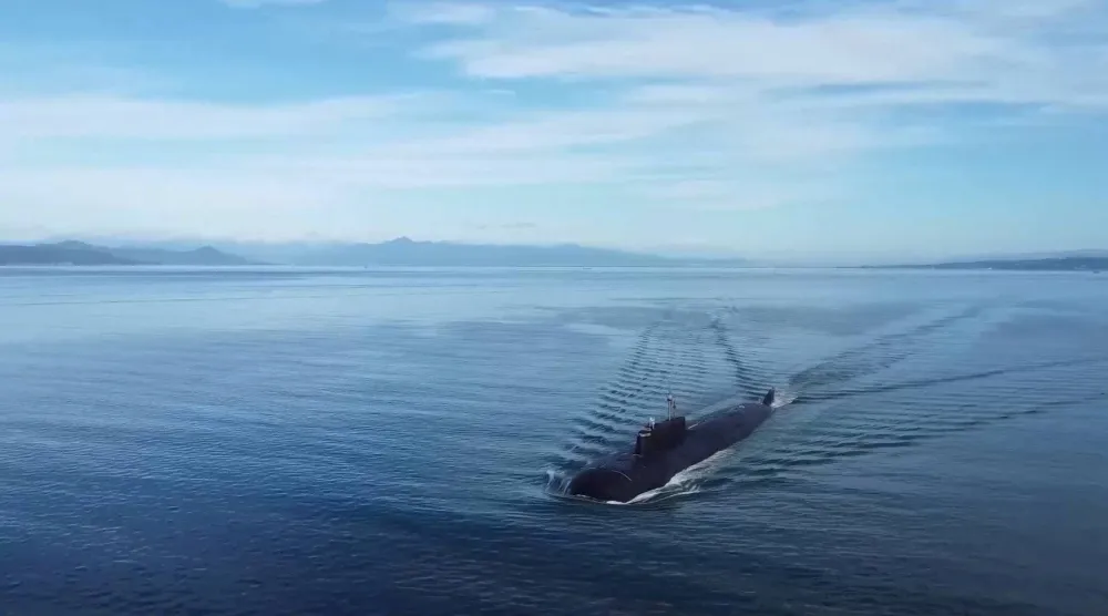 غواصة روسية في المحيط الهادئ خلال مناورات عسكرية العام الماضي (أرشيفية - رويترز)