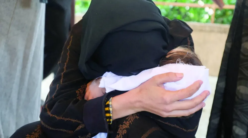 Filistinli bir anne, dün Han Yunus'taki Nasır Hastanesi'nde soğuktan ölen kız bebeğinin yasını tutuyor (Reuters)