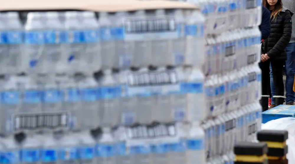 الأبحاث كشفت عن وجود ملوثات في المياه المعبأة بما في ذلك الجزيئات البلاستيكية الدقيقة (رويترز)