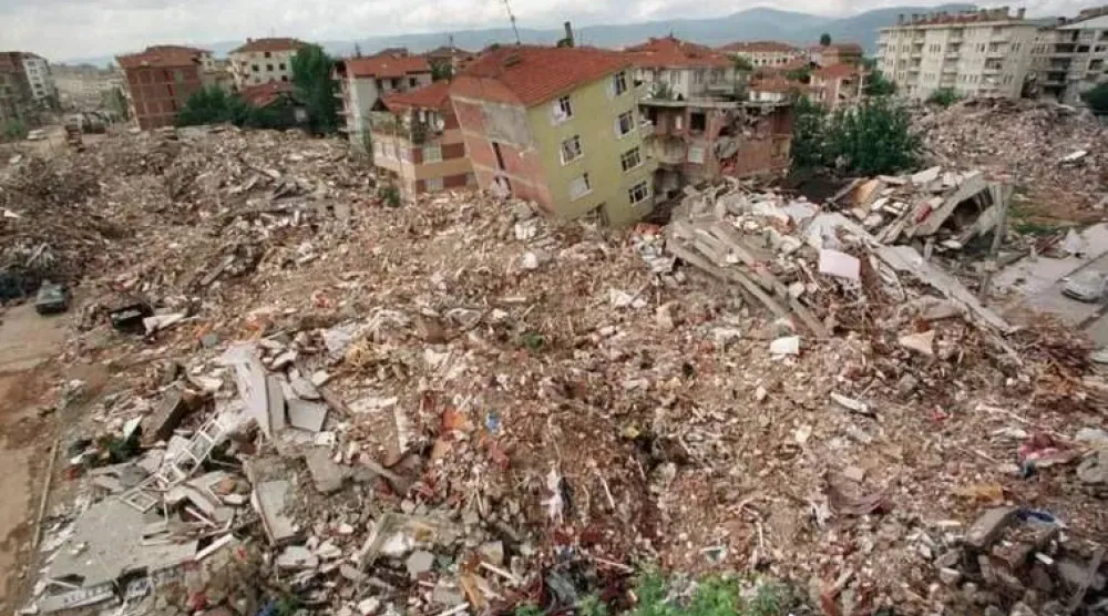 زلزال مرمرة المدمر في 1999 خلّف 17 ألف قتيل بينهم ألف في إسطنبول إلى جانب دمار واسع (أرشيفية - إعلام تركي)