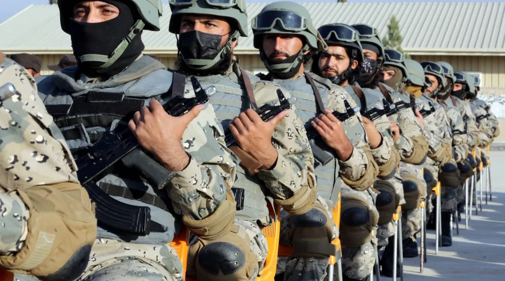 افرادی از پلیس افغانستان در مراسم فارغ‌التحصیلی امروز پنجشنبه در جلال‌آباد (EPA)