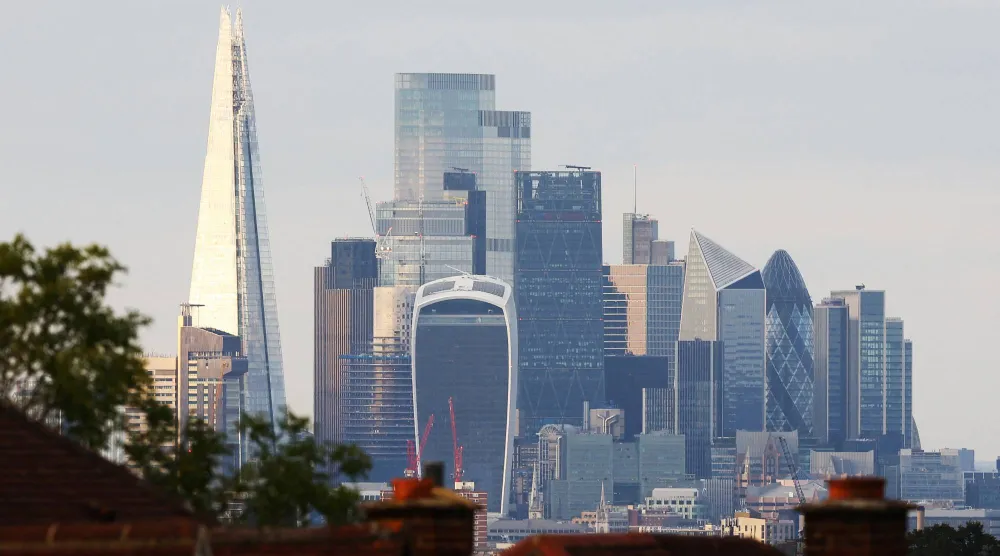 منظر عام لمنطقة المال في لندن (رويترز)