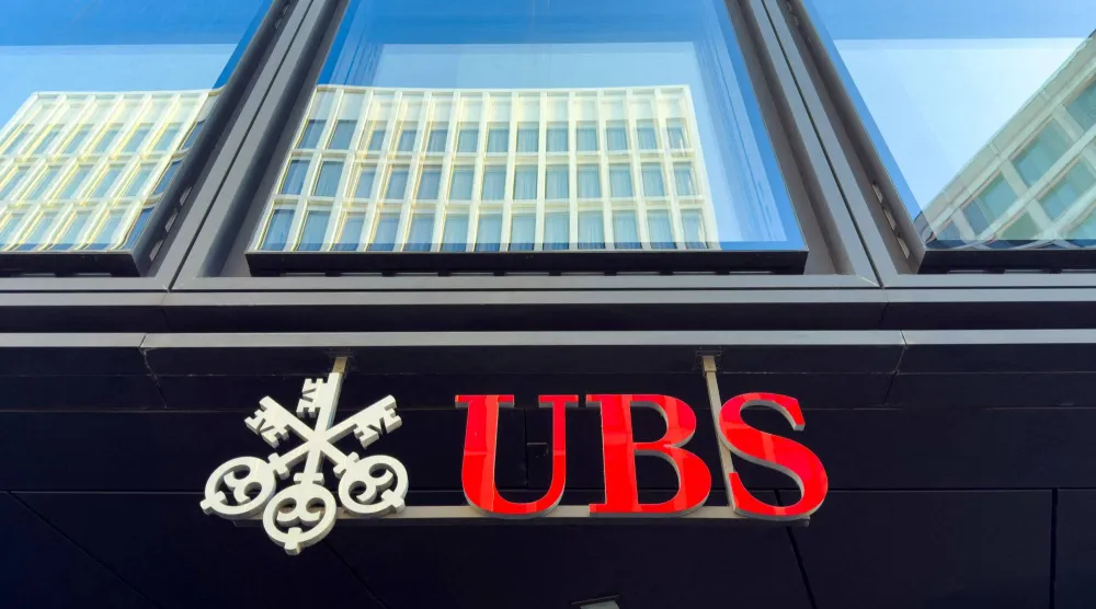 شعار بنك «يو بي إس» السويسري في زيوريخ (رويترز)