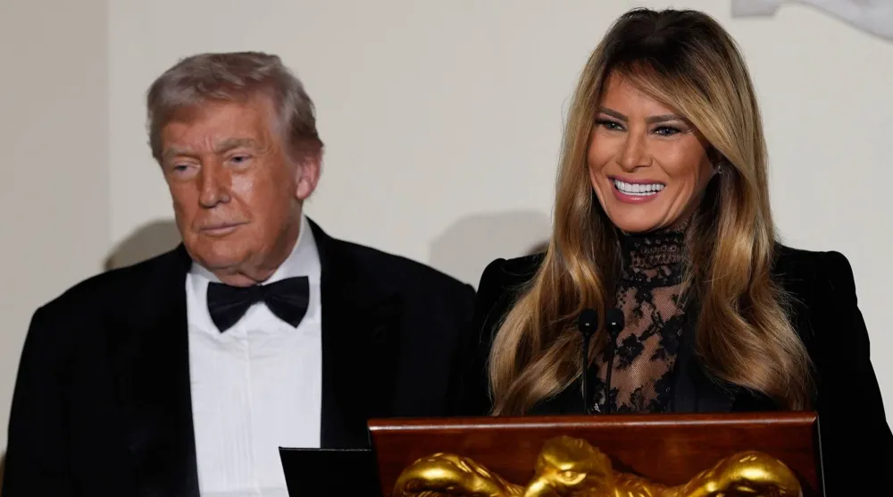 السيدة الأولى ميلانيا تتحدث إلى الضيوف إلى جانب زوجها دونالد ترمب خلال حفل الكونغرس (أ.ب)