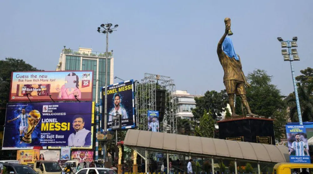 تمثال النجم الأرجنتيني ليونيل ميسي في كالكوتا (أ.ف.ب)