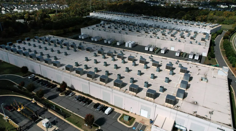 صورة جوية لمركز بيانات «أمازون ويب سيرفيسز» في آشبورن - فيرجينيا - أكتوبر 2025 (رويترز)