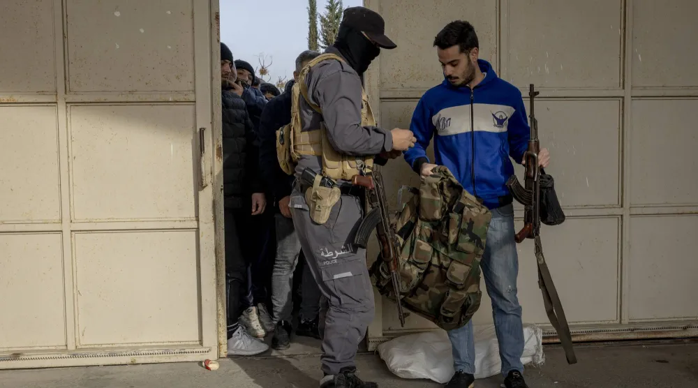 جانب من عملية تسليم جنود النظام السابق أسلحتهم لقوات الحكومة الجديدة في اللاذقية يوم 16 ديسمبر 2024 (نيويورك تايمز)