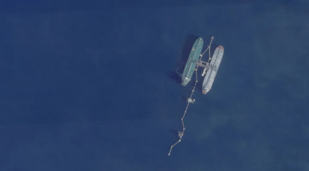 أرشيفية التقطها قمر اصطناعي لناقلة النفط «سكيبر» التي صادرتها الولايات المتحدة بالإضافة إلى سفينة أخرى قبالة ميناء خوسيه في فنزويلا (رويترز)