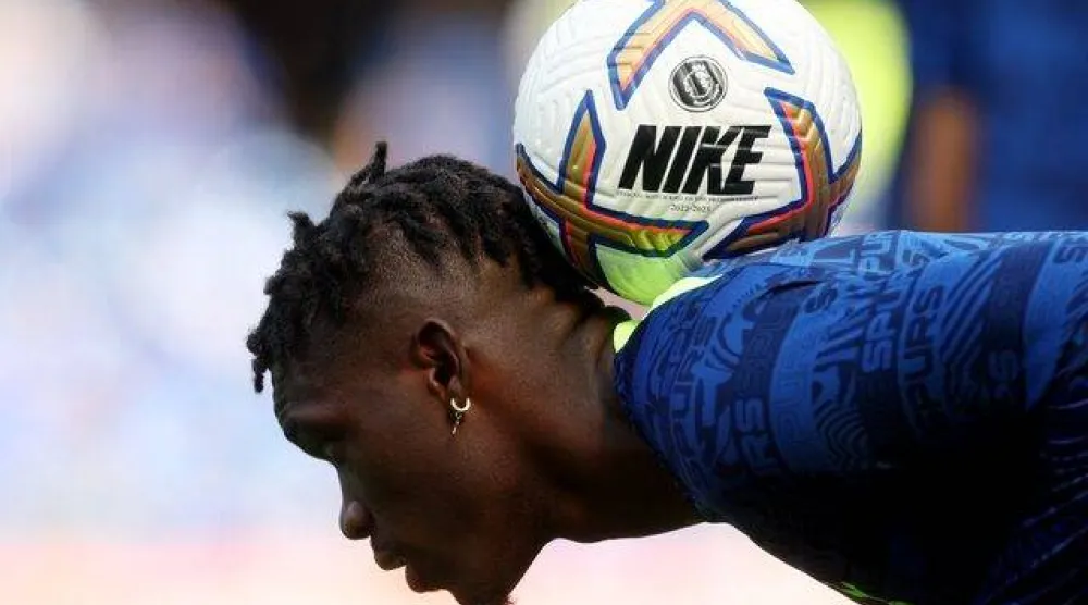 المالي إيف بيسوما لاعب توتنهام هوتسبير (رويترز)