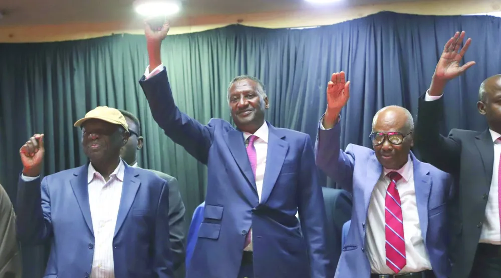 عبد الرحيم دقلو نائب قائد «قوات الدعم السريع» (وسط) خلال اجتماعات لإطلاق «تحالف تأسيس» بنيروبي في فبراير الماضي (أ.ب)