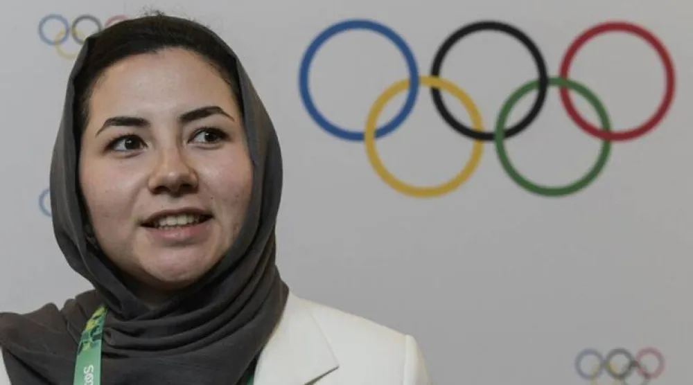 الأفغانية سميرة أصغري المنتخَبة عضواً في اللجنة الأولمبية الدولية تتحدث إلى الصحافيين بالمنطقة الإعلامية المختلطة على هامش الجمعية العمومية الـ133 بوينوس أيرس في 9 أكتوبر 2018 (أ.ف.ب)