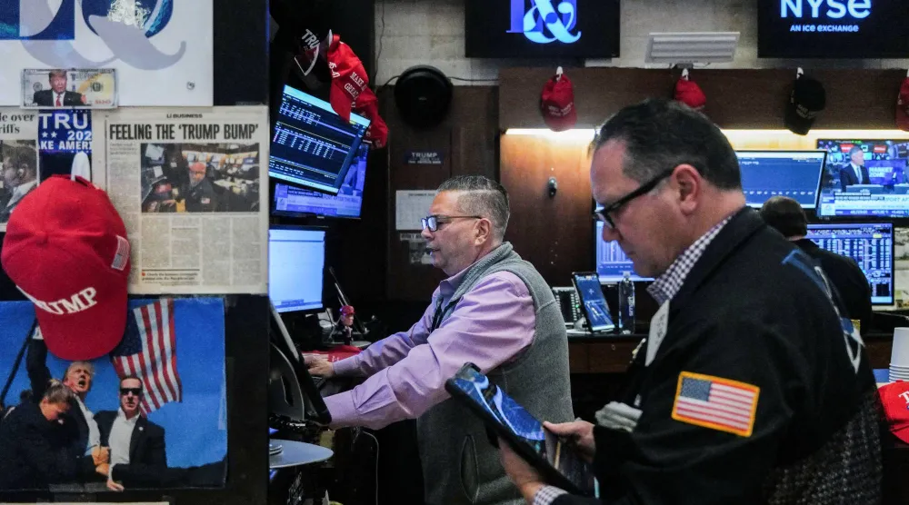 متداولون يعملون في بورصة نيويورك (رويترز)