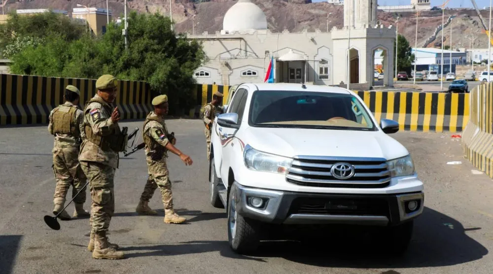 جنود موالون للمجلس الانتقالي الجنوبي باليمن يتفقدون شاحنة خارج مجمع القصر الرئاسي في عدن (رويترز)