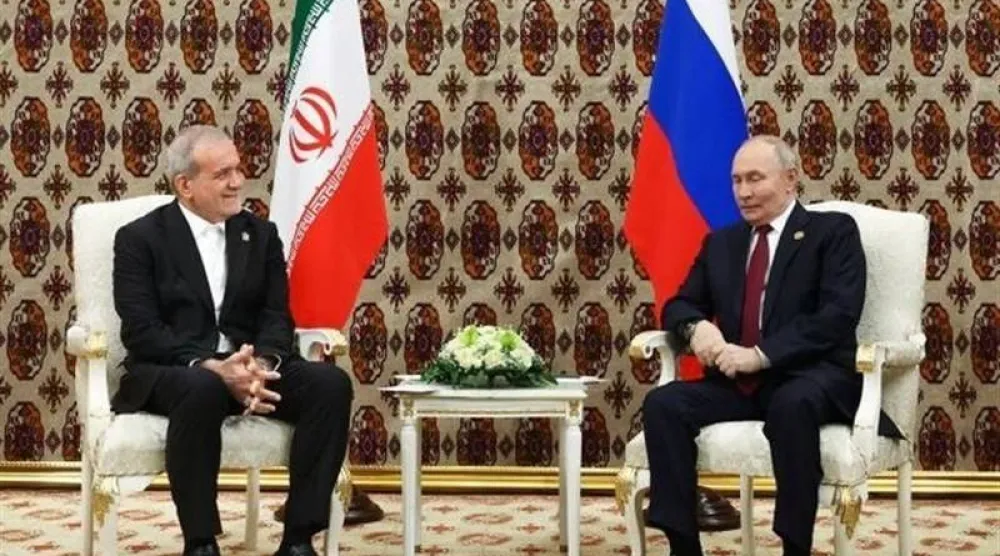 الرئيس الروسي فلاديمير بوتين والإيراني مسعود بزشكيان على هامش قمة السلام في عشق آباد بتركمانستان الجمعة (تسنيم)