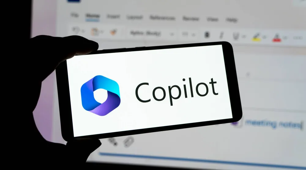 تكشف البيانات أن المستخدمين يلجأون للمساعد لطرح أسئلة صحية وعاطفية وفلسفية وليس فقط لحلول تقنية أو عملية (شاترستوك)