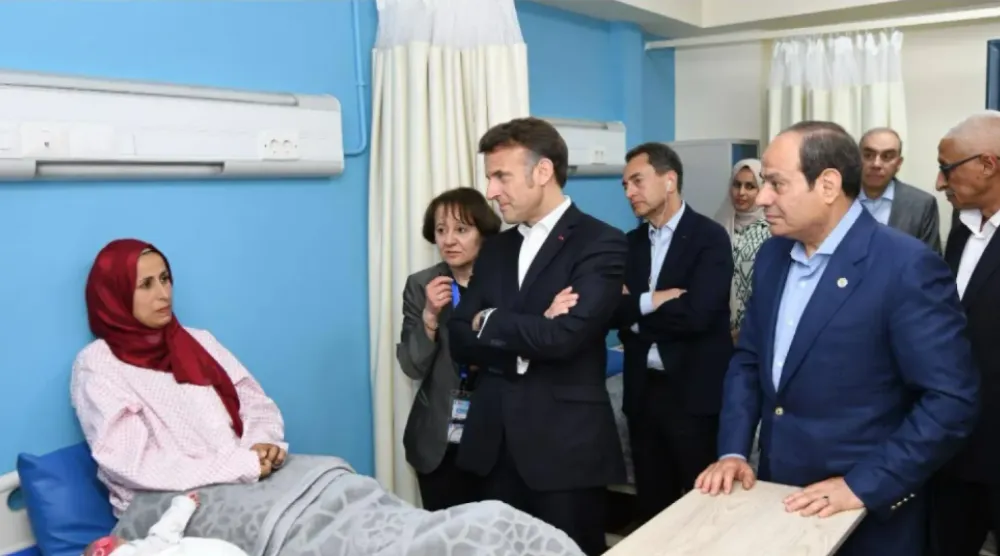 السيسي وماكرون خلال لقاء جرحى فلسطينيين في أبريل الماضي (الرئاسة المصرية)