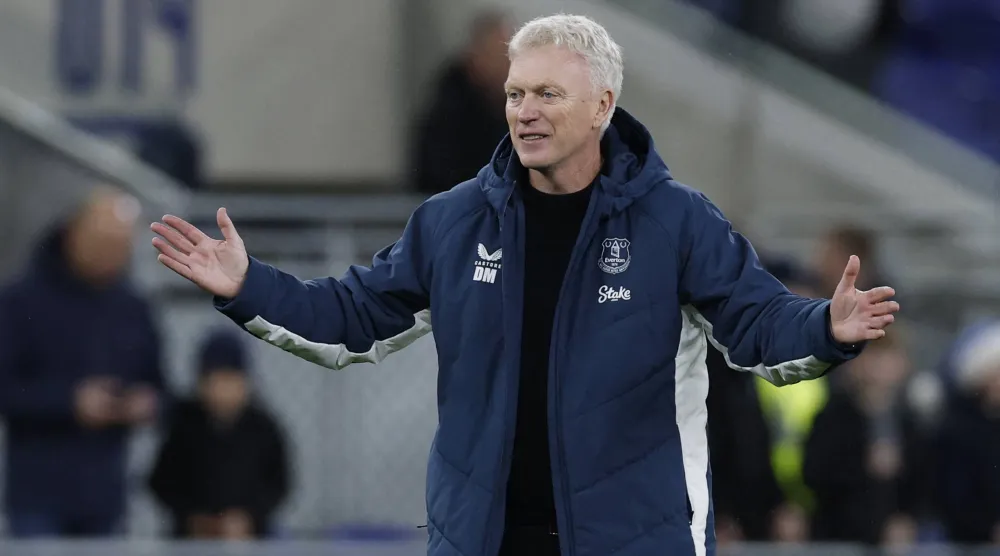 ديفيد مويز قال إن اللاعبين المتجهين للمشاركة في كأس أفريقيا يجب أن يغادروا بمباركة أنديتهم (رويترز)