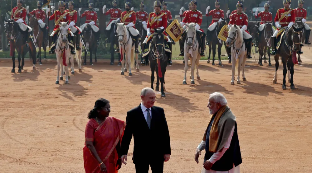 الرئيس الروسي بوتين يتوسط رئيسة الهند دروبادي مورمو ورئيس الوزراء الهندي ناريندرا مودي في القصر الرئاسي بنيودلهي يوم 5 ديسمبر (رويترز)