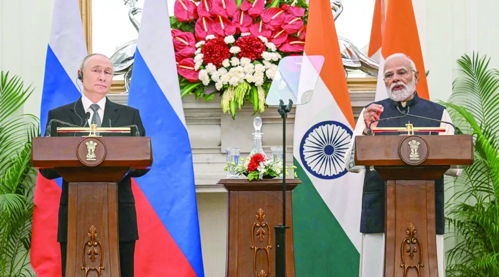 مؤتمر صحافي للرئيس الروسي فلاديمير بوتين ورئيس الوزراء الهندي ناريندرا مودي في بيت الضيافة الرسمي «حيدرآباد» بنيودلهي يوم 5 ديسمبر (أ.ف.ب)