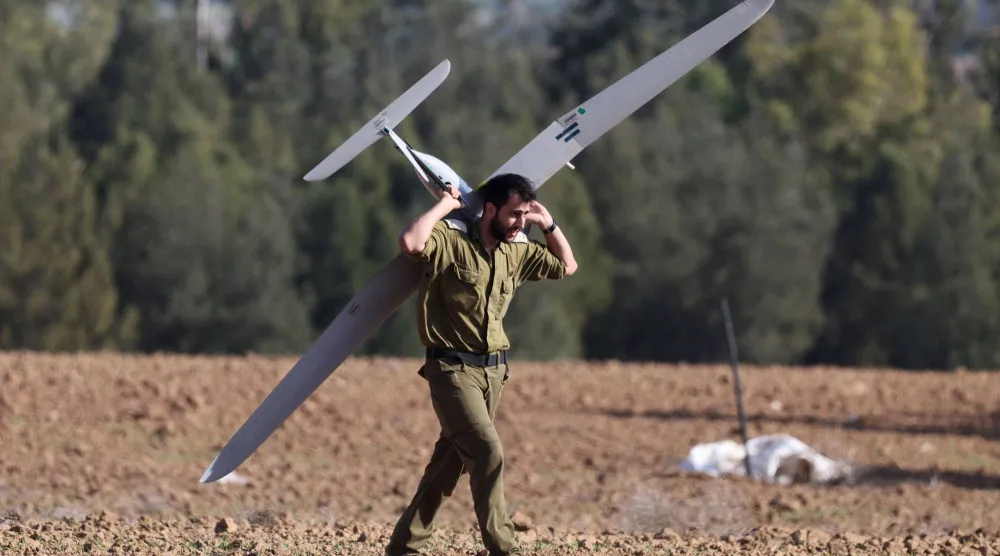 جندي إسرائيلي يطلق مُسيّرة إسرائيلية فوق قطاع غزة من جنوب إسرائيل 6 ديسمبر 2023 (أ.ف.ب)