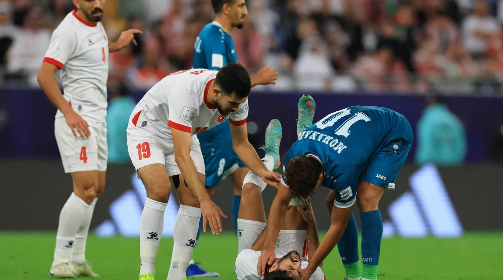 أصيب النعيمات في الدقيقة السابعة وتحامل على نفسه وعاد إلى الميدان (رويترز)