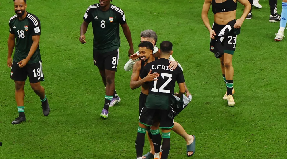 فرحة لاعبي الإمارات بالتأهل لنصف النهائي (رويترز)