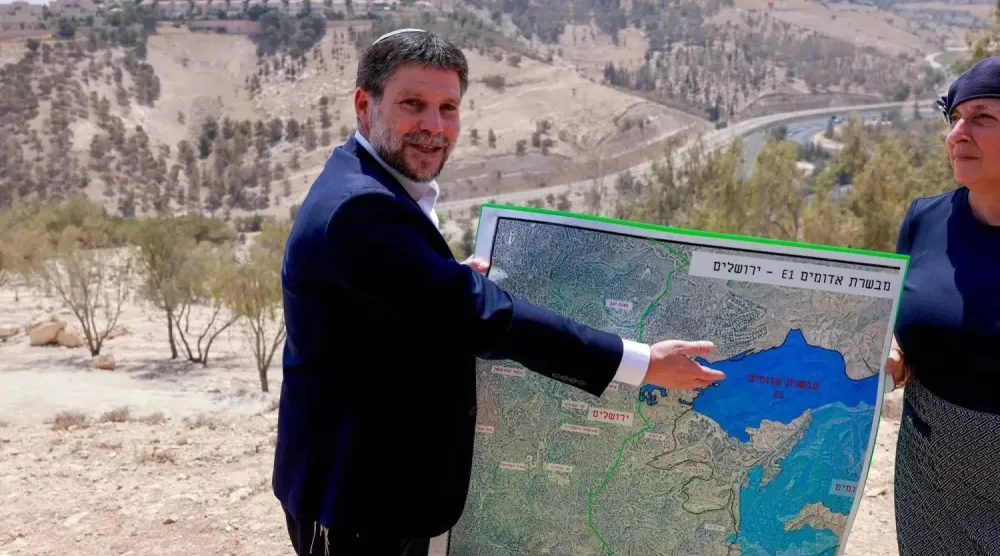 İsrail Maliye Bakanı Bezalel Smotrich, Batı Şeria'daki Ma'ale Adumim yerleşiminin genişletilmesine ilişkin bir haritayı gösteriyor (AFP)