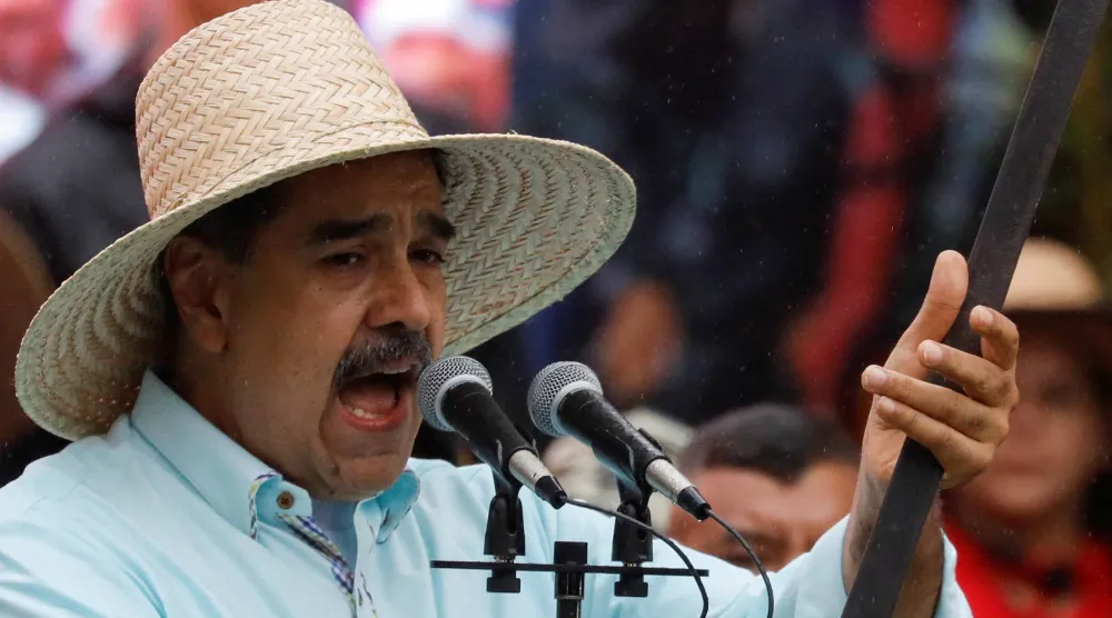  الرئيس الفنزويلي نيكولاس مادورو يخاطب جمعاً من أنصاره (رويترز)