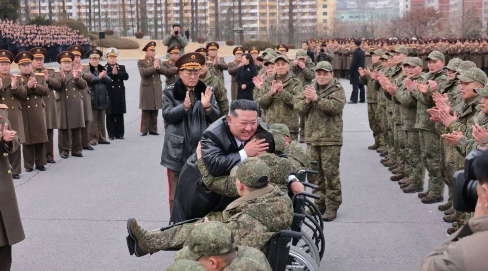 الزعيم الكوري الشمالي كيم جونغ أون يستقبل جنوداً من فوج المهندسين 528 العائدين من روسيا (أ.ف.ب)