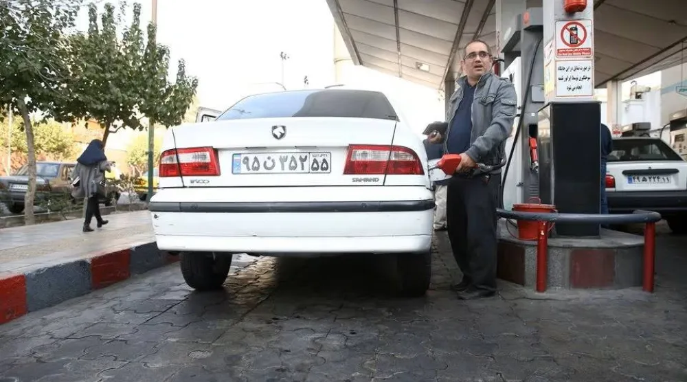رجل يزود سيارته بالوقود في إحدى المحطات بالعاصمة الإيرانية طهران (رويترز)