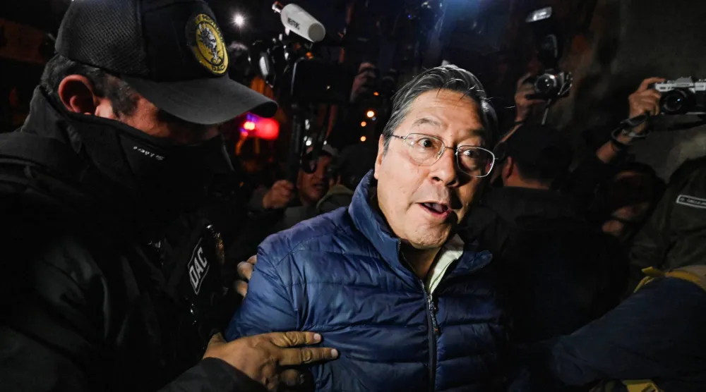 الرئيس البوليفي السابق لويس آرسي لدى إدخاله إلى سجن سان بيدرو في لا باز (رويترز)