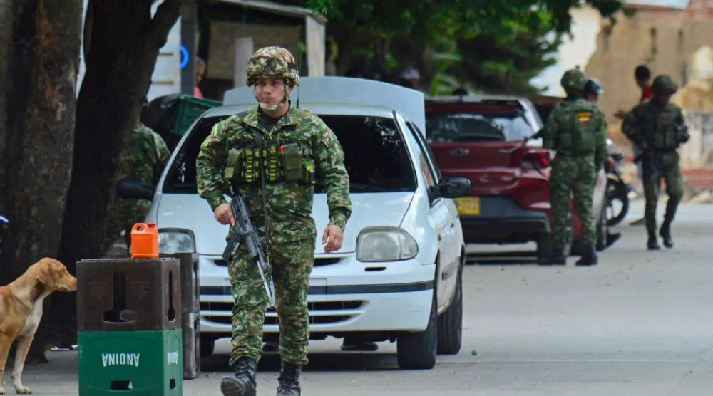 جنود كولومبيون يضبطون الأمن في كوكونا بمقاطعة نورتي دي سانتاندير (أ.ف.ب)