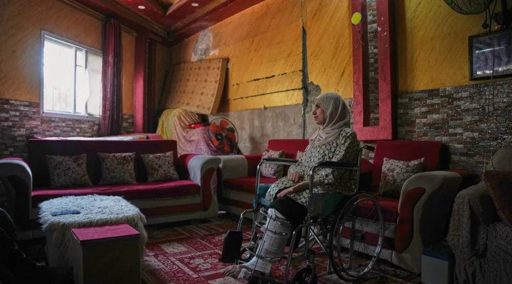 حنين المبحوح فقدت ساقها في غارة إسرائيلية على منزلها أسفرت أيضاً عن مقتل بناتها الأربع جميعاً بغزة (أ.ب)