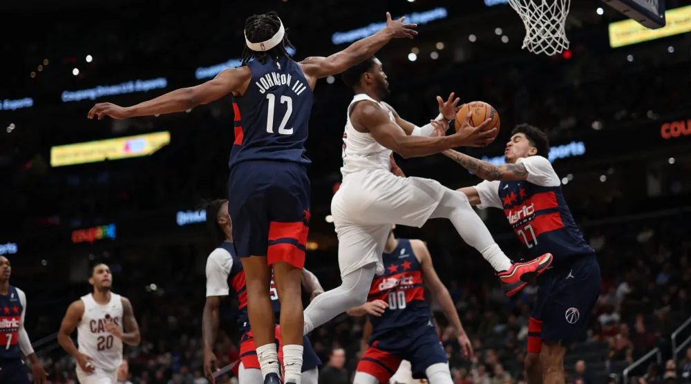 سجل دونوفان ميتشل 48 نقطة منها 24 في الربع الأخير (رويترز)