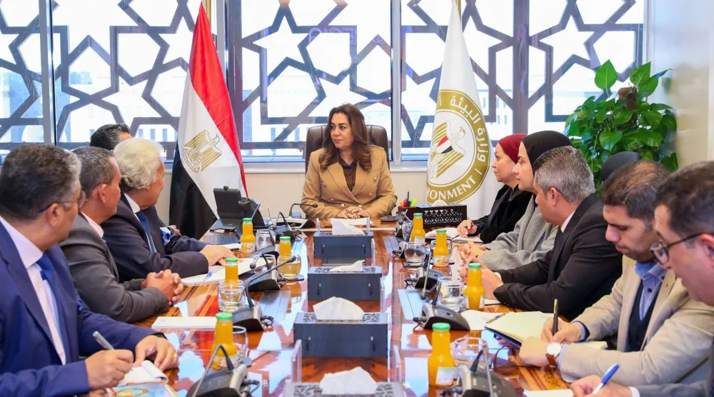 وزيرة التنمية المحلية القائمة بأعمال وزير البيئة المصرية خلال اجتماعها مع أحد المستثمرين (رئاسة مجلس الوزراء)