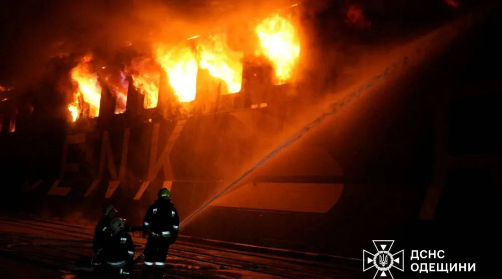 جهود لإطفاء الحريق بعد الهجوم الروسي على ميناء تشورنومورسك الأوكراني (رويترز)