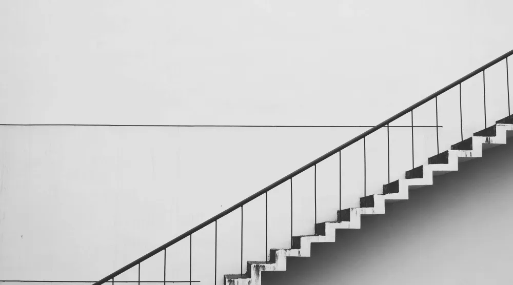 صعود الدرج بشكل متكرر يؤدي إلى زيادة حجم عضلات البطن مع مرور الوقت (بيكسلز)