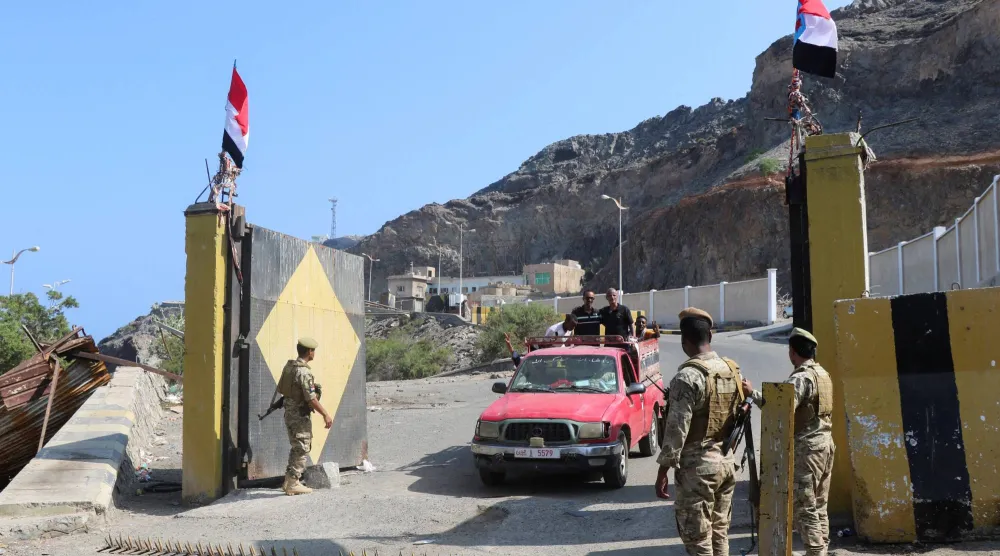 جنود موالون للمجلس الانتقالي الجنوبي يحرسون مدخل القصر الرئاسي في عدن (رويترز)