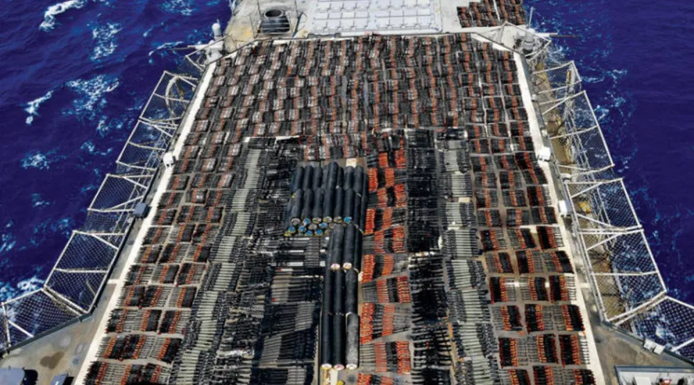 شحنة أسلحة اشتبهت واشنطن بأنها تابعة لإيران وضبطتها ببحر العرب في مايو 2021 (أ.ب)