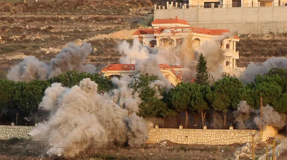 İsrail'in Lübnan'ın güneyindeki bir köyü hedef alan hava saldırısının ardından yükselen dumanlar (AFP).