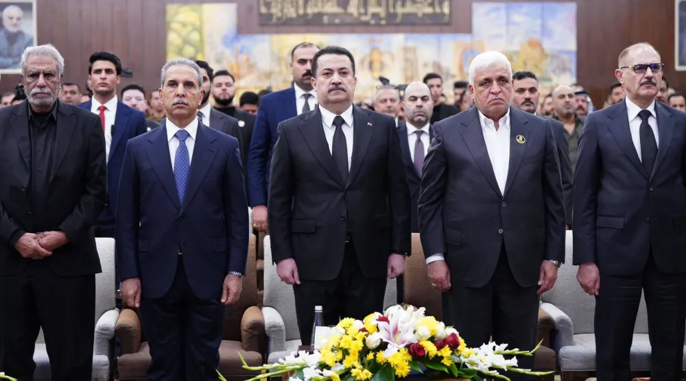 السوداني يتوسط رئيسَي «الحشد الشعبي» فالح الفياض (يمين) ومجلس القضاء فائق زيدان (أرشيفية - أ.ف.ب)