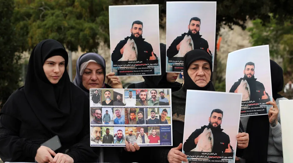 عائلات أسرى لبنانيين لدى إسرائيل يعتصمون في وسط بيروت (إ.ب.أ)