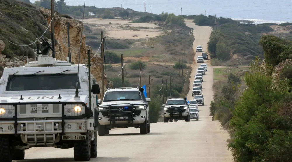 آليات لقوات «اليونيفيل» خلال دورية على طريق الناقورة بجنوب لبنان (أ.ف.ب)