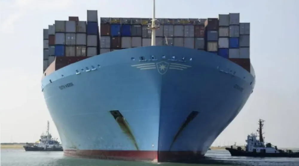 سفينة شحن خلال عبورها قناة السويس (هيئة قناة السويس)