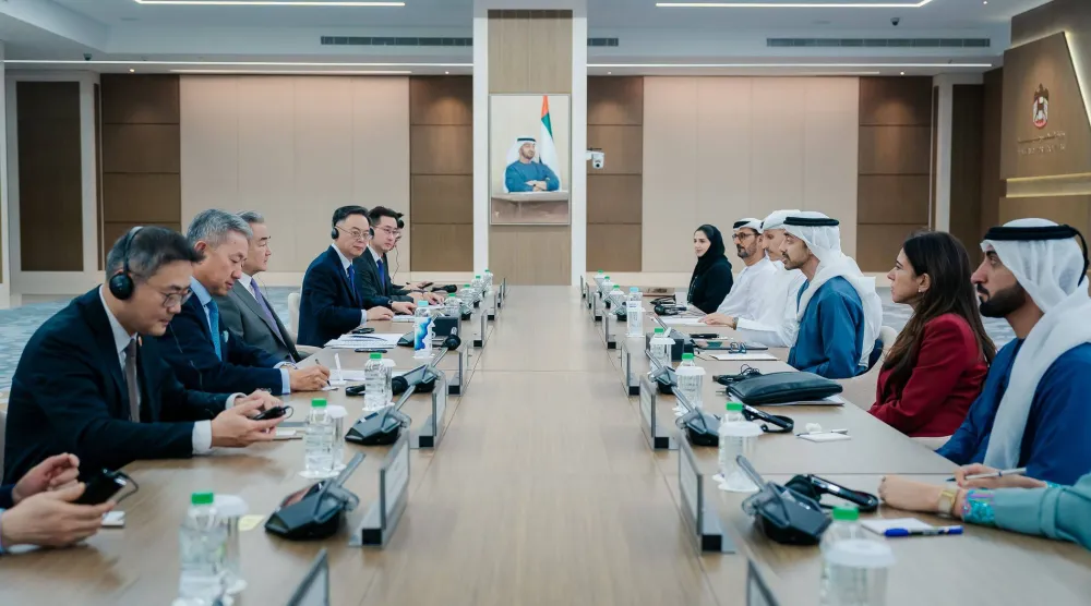 الشيخ عبد الله بن زايد وزير الخارجية الإماراتي ونظيره الصيني وانغ يي خلال المباحثات في العاصمة أبوظبي (وام)