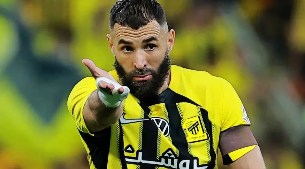 كريم بنزيمة قائد نادي الاتحاد هل يعود لتمثيل «الديوك»؟ (رويترز)