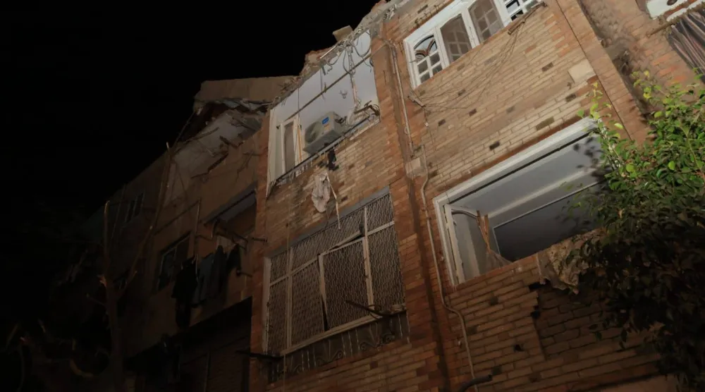 آثار انفجار الغاز على المنازل المحيطة بالمنزل المنهار في إمبابة (محافظة الجيزة)