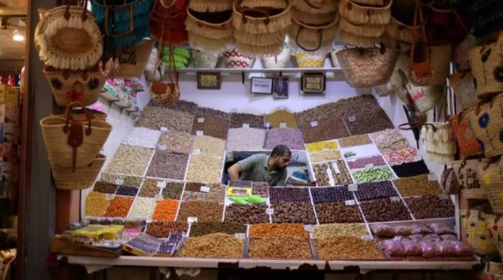 بائع يجلس في محل للتوابل والمكسرات (رويترز)